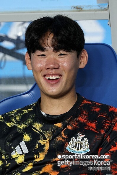 초대박! 韓 역사상 이런 유망주 있었나...2007년생 새싹 박승수, 뉴캐슬 개막전서 벤치 대기, 첫 경기부터 몸 풀며 '긍정 신호'
