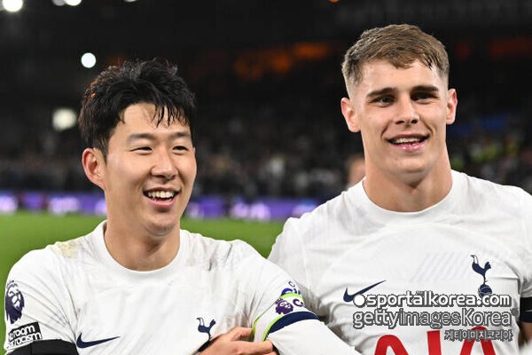 '흥민이 형이 문자 보냈어요!' 푸스카스급 질주 판더펜, SON 축하에 감격+공개 자랑 "놀랍다고 하더라"