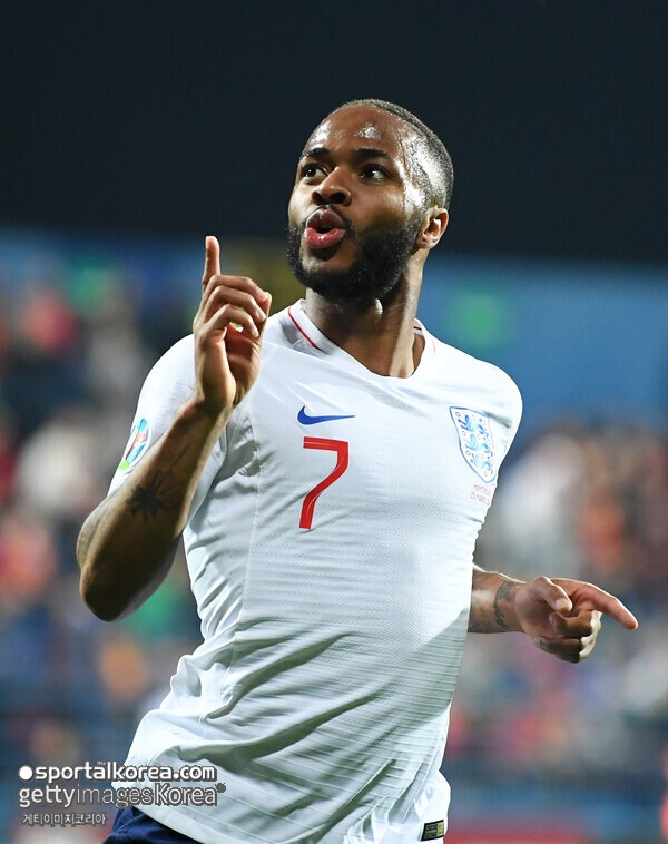 천만다행! "부엌칼로 강도와 맞서" 英 국가대표 공격수, '자택 침입 일당'에 대응→놀라 달아나 피해無...벌써 세 번째 피해