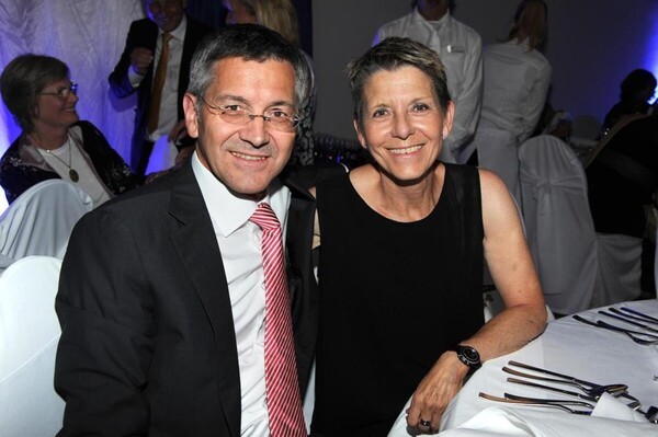 '추억의 상자' 앞에서 눈물… 뮌헨 회장, 故 아내 치매 투병 사실 공개 "축구가 불러일으키는 힘은 특별하다"