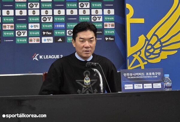 [현장목소리] "목표는 상스" 인천 어게인! 윤정환 감독, 팬들 앞서 직접 사인…"이젠 생존왕 아닌 더 높은 곳 바라볼 때"
