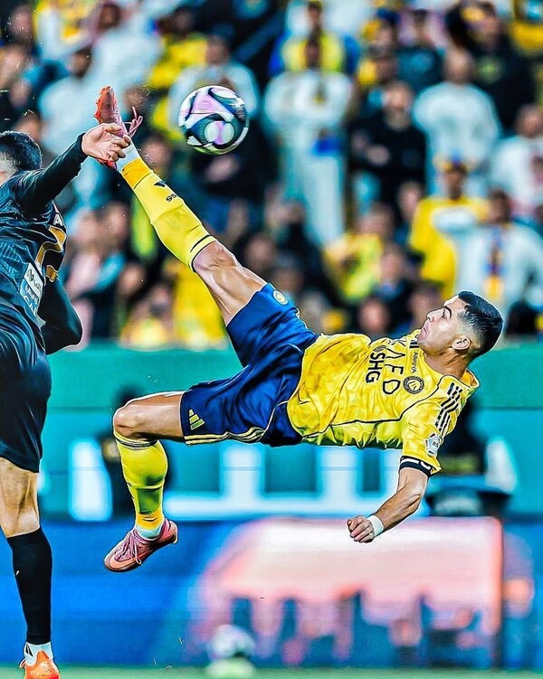 '불혹 맞아?' 호날두, 미쳤다! '푸스카스상급 오버헤드킥' 득점 폭발→경기장 발칵 뒤집혔다