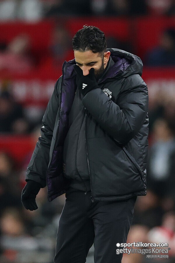 '뺨 때려 퇴장까지 당했는데...' 맨유, 11-10 싸움서 무기력 패배 '최악 기록까지 경신'→아모림, "지난 시즌 돌아갈까 봐 두렵다"