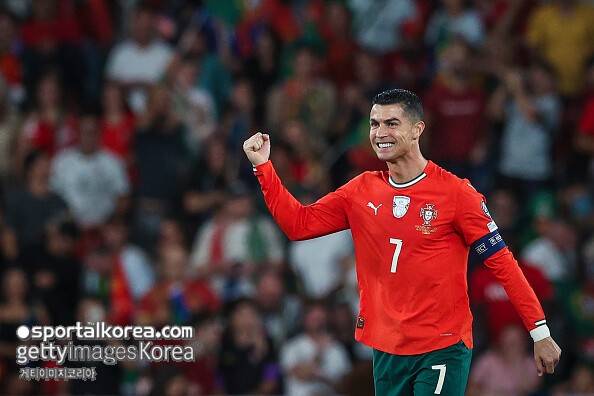 '특혜두' 호날두, 팔꿈치 가격→출전 정지 징계 '집행유예'…"전례 없는 결정, 정상적이지 않다"