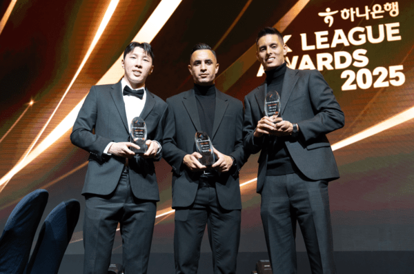 '최하위→PO 돌풍' 성남FC, 내일이 더 기대된다! 후이즈·신재원·베니시오 베스트11 싹쓸이+2년 연속 사랑나눔상까지