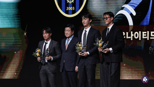 충북청주FC 김선민, 하나은행 K리그 2025 대상 시상식서 '전경기/전시간 출전상' 수상