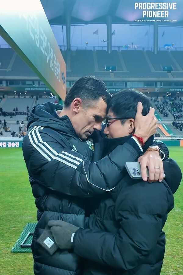 리스펙 또 리스펙! 포옛, 이정효  감격 포옹+전북 팬에 인사 건넨 광주 일동...패배에도 '光', 감독도 주장도 외친 "끝까지 매너 지키자" [박윤서의 판타지스타]