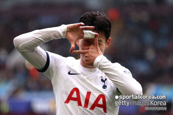 찰칵! "카메라 세레머니 기반" 토트넘 '오피셜' 공식 발표! 손흥민 귀환 앞두고 대형 벽화 공개…"10년간의 대표 장면 담겼어"