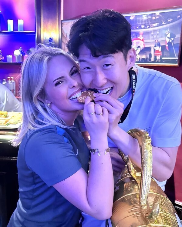 '손흥민과 우승 메달 깨물고 찰칵!' 금발 미녀, SON 떠나자 1시간 대성통곡…드디어 소원 이뤘다!