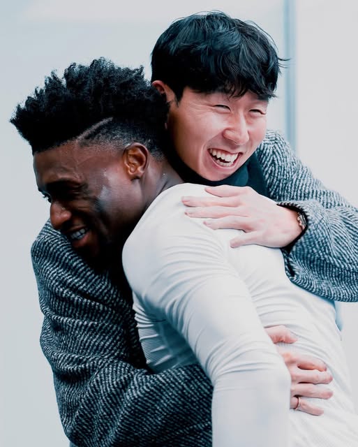 SON, 미담 폭발! '토트넘 복귀' 손흥민, 인사만 한 게 아니다… 라커룸 찾아 선수단 격려까지 "큰 에너지 줬어'"