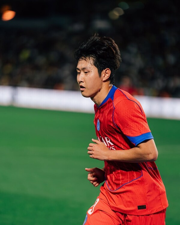 돌변! "이강인, 무색무취라 느꼈다"..."이젠 확실히 달라" LEE 맹활약에 프랑스 해설위원도 극찬 "PSG 오른쪽에서 가장 뛰어나"