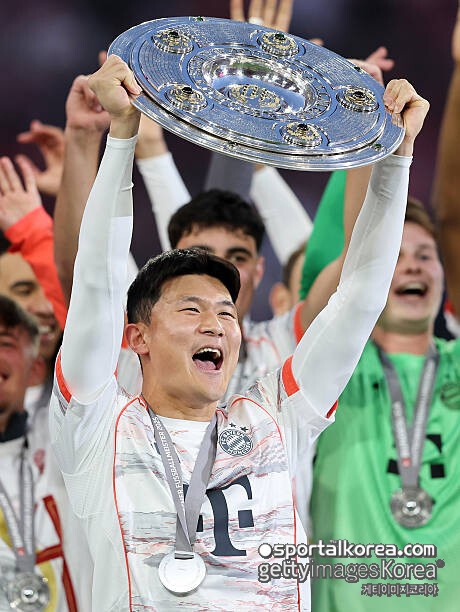 김민재, 트로피 들려면 전완근 운동부터…분데스리가, 59cm·11kg '마이스터샬레' 더 크고 더 무거워진다