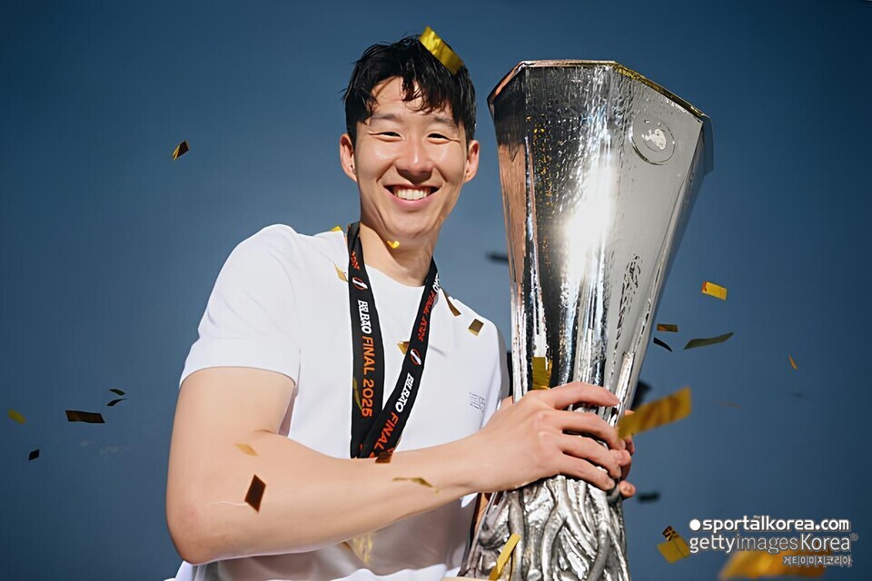 손흥민은 팀보다 위대하다...'유력 매체' 오피셜 '공식 발표' SON, 커리어 첫 트로피, 토트넘 41년만 우승보다 값져!