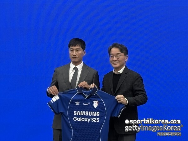 [속보] 깜짝 현장 오피셜! 이정효 감독 취임식서 수원삼성 유니폼 공개...강우영 대표이사와 손 잡았다