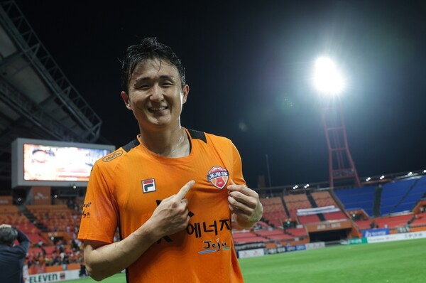 [오피셜] 제주SK FC, '제주 출신' 베테랑 수비수 임창우와 재계약 체결..."태어나고 자란 곳에서 뛴다는 사명감 있어, 매 순간 최선을 다할 것"