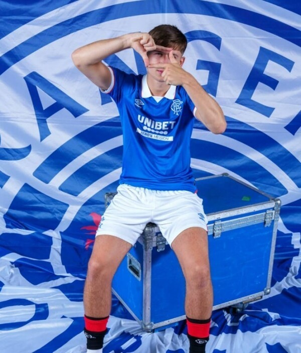 겹악재 속 토트넘 팬들 환호! "내 목표는 세계 최고" 손흥민 '찰칵 세리머니' 오피셜서 보여준 성골 유스, 파격 선언