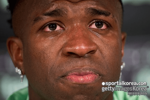 비니시우스, 또 인종차별 당했다! "원숭이 비니!"+바나나 투척→원정팀, "신원 확인 절차 착수" 엄정 대응 예고