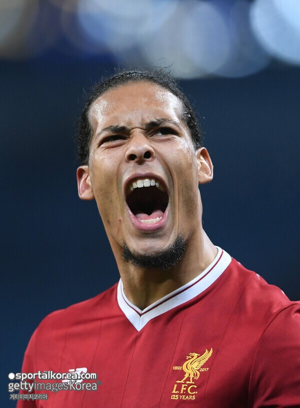 일침! "무례한 질문이다" 리버풀 캡틴 반 다이크, 슬롯 면전서 '알론소 후임설' 거론한 기자 향해 '공개 저격'