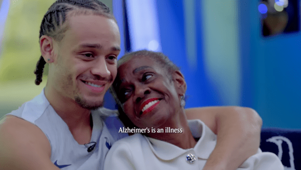 가슴 아픈 고백! "할머니가 기억을 잃고 있어요"...'손흥민 7번 후계자' 시몬스, 알츠하이머 투병 중인 조모 사연 공개 "내게 두 번째 엄마"