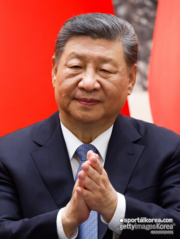 中 시진핑 주석 '맨유 응원한다' 깜짝 고백…英, '축구 외교' 통했다, 스타머 총리 아스널-맨유 매치볼 전달→"영·중 잇는 다리 여전"