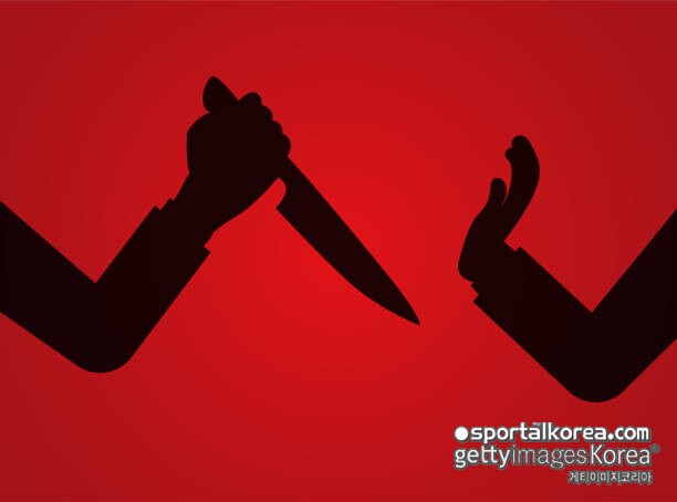 맙소사! 런던 중심가서 '전 PL 구단주' 피습 사건 발생..."자던 도중 침입, 칼로 목·손 찔려"