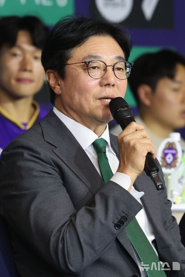 [K리그 미디어데이] 파격! "초록색으로 염색하겠다"...황선홍 감독의 화끈한 우승 공약, 12팀 中 7팀, 대전 유력 타이틀 후보로