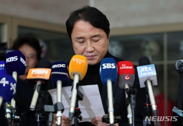 "진심으로 사과드립니다" 황보관 단장 바르셀로나 버스 논란에 고개 숙여 사죄..."한정된 예산 속에서 움직이다 보니 부족한 부분 보여"