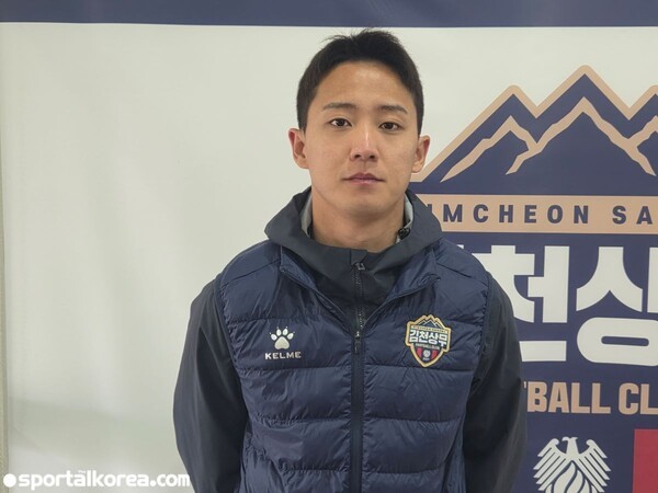 [현장핫피플] 김천 '캡틴' 이정택의 책임감, 90분 내내 '10cm 큰' 모따와 육탄전+선제골 도움에도...사과 먼저 "팀원들에게 미안하다"