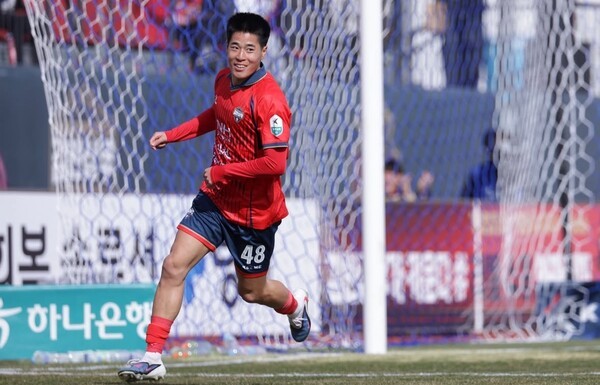 홍윤상 데뷔골 폭발, 김천상무 '디펜딩 챔피언' 전북현대와 1-1 무승부...주승진 감독, "당당하게 잘 싸워, 팬 여러분께 감사"