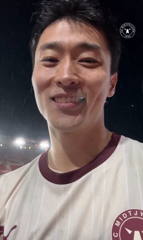 "아직도 추워요 하하"...비 쫄딱 맞은 '韓 꽃미남 국가대표' 조규성, 골 맛은 달콤! "한동안 득점 없었어, 기쁘다"