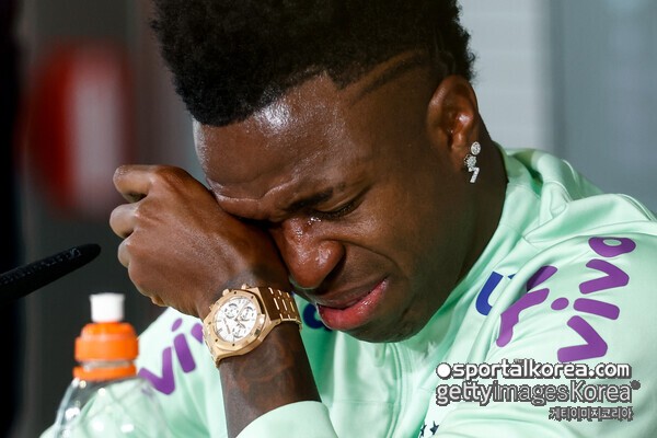 이럴 수가! "비니시우스, 조기 은퇴해도 놀랍지 않아"...레알 마드리드 '월드 클래스', 지속된 인종차별 피해에 아자르도 안타까움 피력