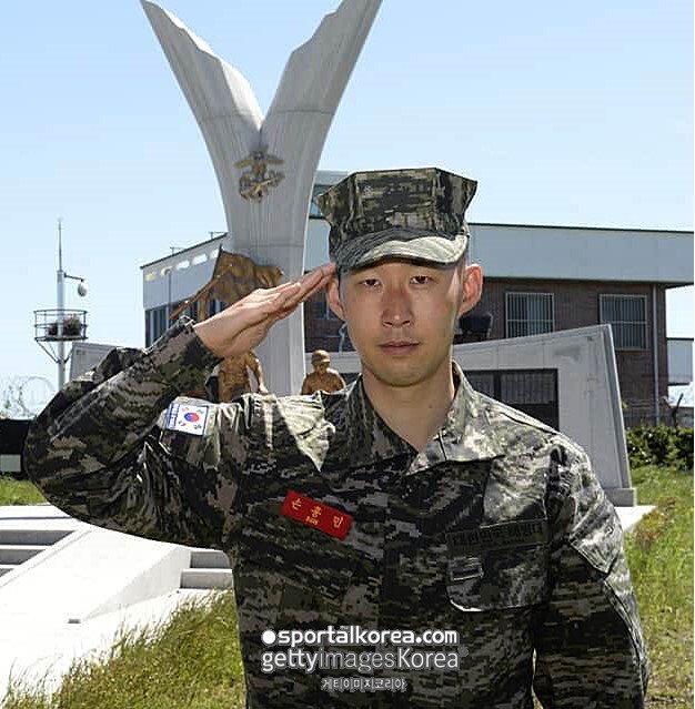 "손흥민 군사훈련 받았다…조심해라" 발목 노리고 들어온 상대방 살인 태클에 팬들도 분노 폭발+경고 "동네 수준 태클 이었어"