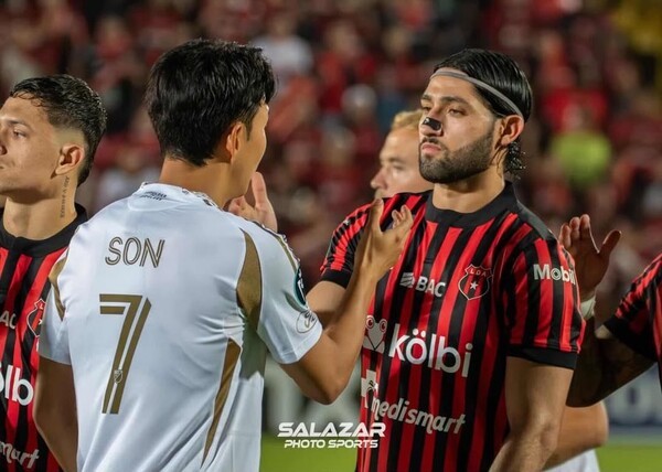 "월드컵 날아갈 뻔" 손흥민 발목 노린 '살인 태클' 당사자 SNS엔 '친목 과시'?→ "전술이었다" 해명+SON과 포옹 영상 업로드