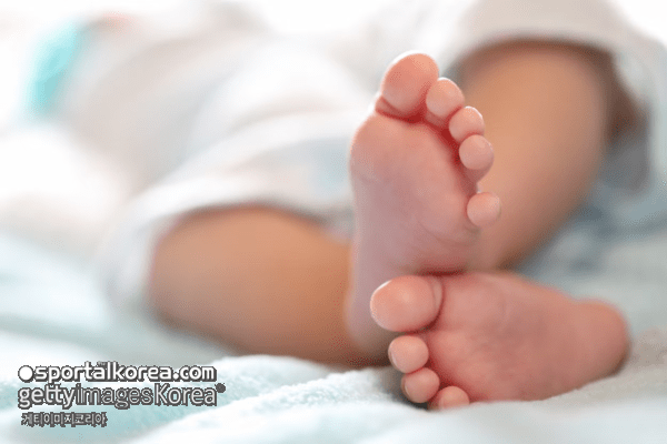 '비극!' 생후 4개월 아이, 엎드려 재웠다가 사망…'축구 명문가'에 닥친 슬픔, '산후 간호사'라던 여성의 충격 실체