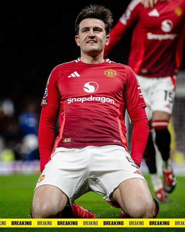 끝내 공로 인정받았다! 캐릭 체제서 완벽 부활 맨유 '1619억 수비수' 재계약 초읽기..."합의 근접, 1+1 계약"