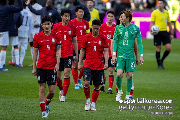 '韓日 충격 격차!' 일본 8위, 한국은 44위 '체면 구긴 홍명보호'..."2014 월드컵 부진 떠올라, 공수 전부 의문 남겨, 바람직한 상황 아냐"