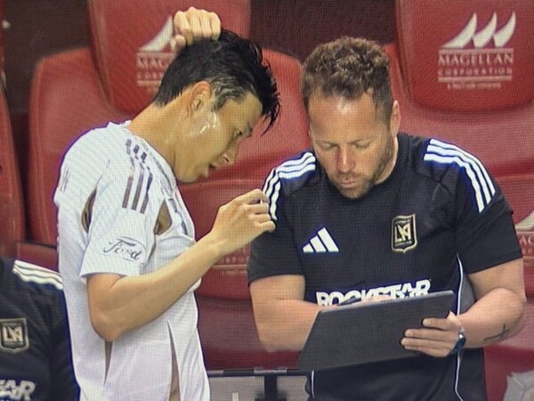 [오피셜] "손흥민 전적으로 신뢰" 감독 믿음, 결국 터졌다! 전반 4도움 미친 퍼포먼스 SON →'에이징 커브' 논란 완전 박살 "압도적이었다"