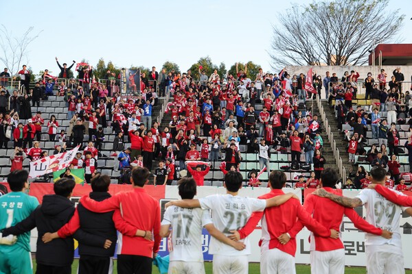 부산아이파크, 862일 만에 되찾은 '1위'…기록과 함께 더 빛난 하루