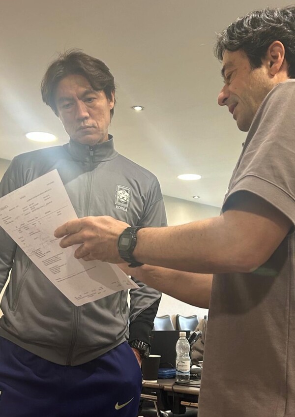 리스펙! "홍명보 감독님, 지도 아래 일할 수 있어 영광"...아로소 코치, 불거진 논란에 "업무 능력과 헌신이 남다른 분, 전적으로 지원할 것"