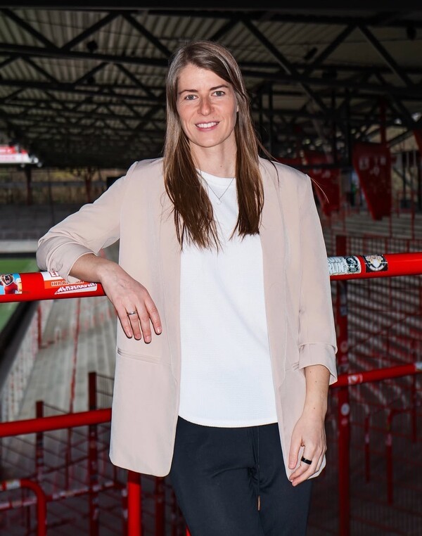 [오피셜] 대한민국, '역대급 득점왕' 유럽 5대 리그 최초의 역사 함께한다...정우영 뛰는 베를린, 여성 사령탑 에타 선임