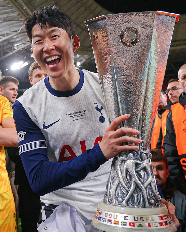 "손흥민이 트로피를 들어올린 이후, 토트넘은 도대체 무엇을 해왔을까"