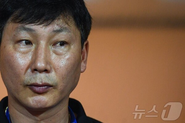 [오피셜] "선수들에게 공 돌려야" 韓 축구 쾌거! 김상식 감독, 베트남 U22 금메달 이어 '공헌상'까지 싹쓸이