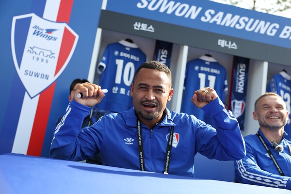 [현장핫피플] 'EPL 전설 참교육!' 수원의 '푸른 피' 산토스, 전설의 품격 과시 "프로로서 커리어 끝났지만, 이번 기회로 예전 되돌아봐"