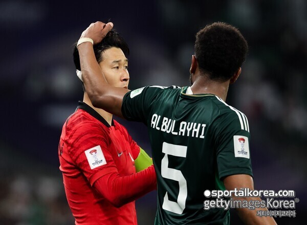 충격! '손흥민 머리 쥐어뜯기→황희찬 목조르기' 대한민국 상대 악질 도발하던 수비수, 또 기행으로 논란...상대팀 조롱하다 대형 난투극 유발