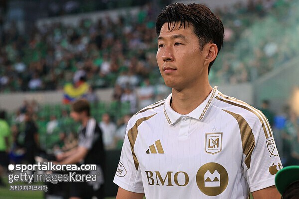 "손흥민, 제대로 지원 못 받는다"…쏘니 '12골 → 0골' 충격 추락, 원인 드러났다 "공격 완전히 망가져" 도스 산토스 무능론