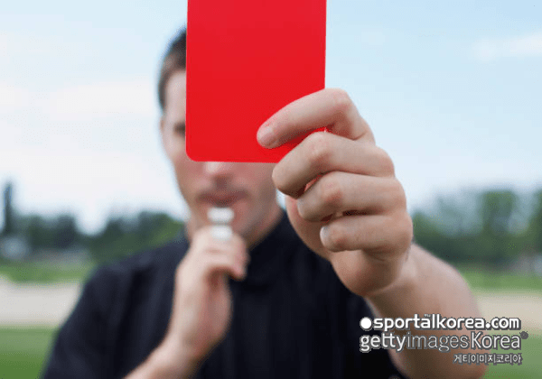 발칵! "호텔방으로 유인"...'10대 소년 성추행 혐의' 심판, 출국전 긴급 체포→알고 보니 '북중미 월드컵' 관장 예정