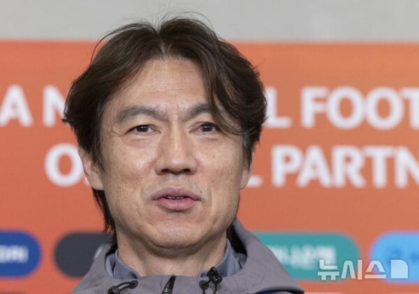 [오피셜] 홍명보 감독, 계약 기간 만료 전 마지막 대회서 67년 만에 우승 안길까...아시안컵, 정상 도전하는 한국, 베트남 등과 E조 편성
