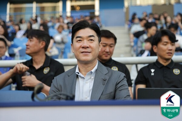 [현장목소리] 윤정환 감독, "조용한 리더십 이청용, 경기력에서도 보여줬다"