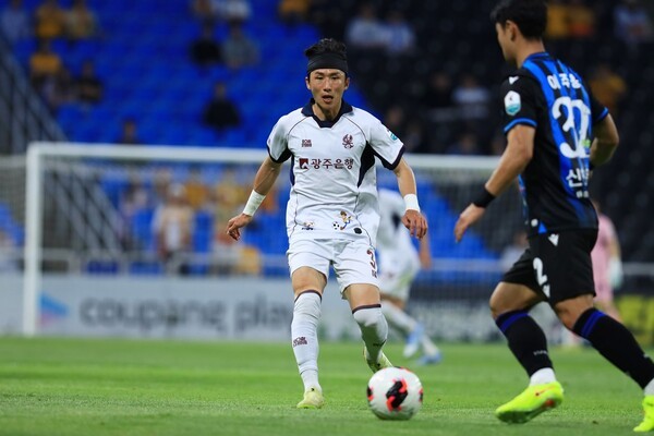 [현장핫피플] 200경기 뛴 광주FC 원클럽맨 이민기, "팬들에게 죄송한 마음 커, 후반기 더 절실하게 뛸 것"