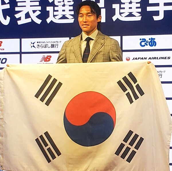 감동 선사! '韓 전설' 日 땅에서 태극기 펼쳤다...은퇴 위기 딛고, 네 번째 월드컵 앞둔 김승규 "소중한 의미 새기며 감사히 임할 것"